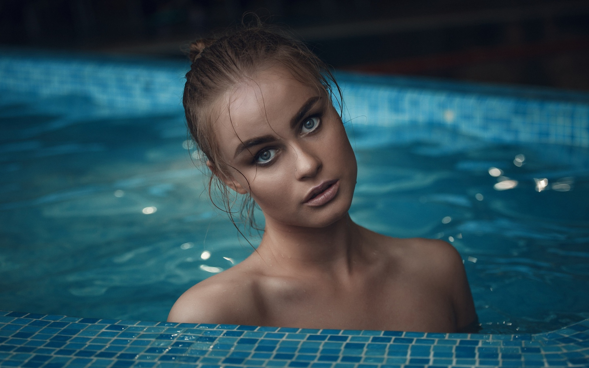 Красивая девушка у бассейна