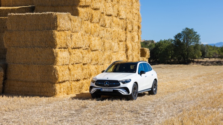 Mercedes-Benz GLC 300de 4MATIC 2023. Desktop wallpaper