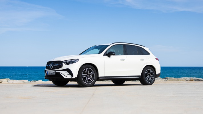 Mercedes-Benz GLC 300de 4MATIC 2023. Desktop wallpaper