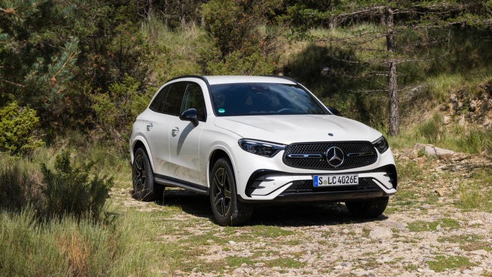 Mercedes-Benz GLC 300de 4MATIC 2023. Desktop wallpaper