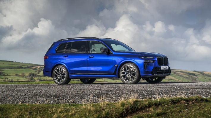 BMW X7 M60i xDrive UK Version 2023. Desktop wallpaper