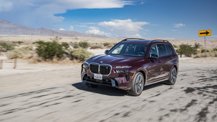 BMW X7 M60i xDrive USA Version 2023. Desktop wallpaper