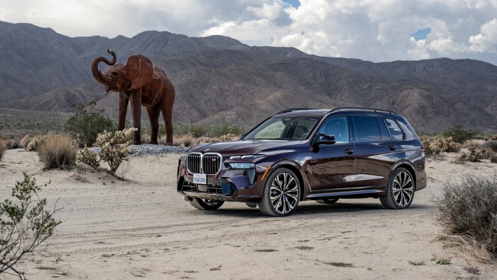 BMW X7 M60i xDrive USA Version 2023. Desktop wallpaper