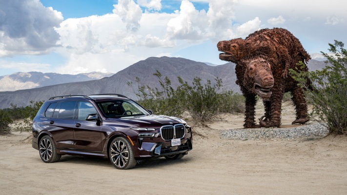 BMW X7 M60i xDrive USA Version 2023. Desktop wallpaper