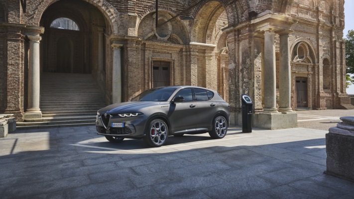 Alfa Romeo Tonale Plug-In Hybrid Q4 2023. Desktop wallpaper