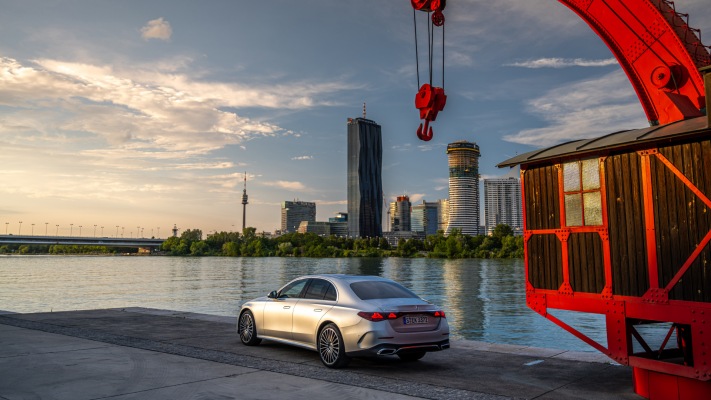 Mercedes-Benz E 220d 4MATIC AMG-line 2024. Desktop wallpaper