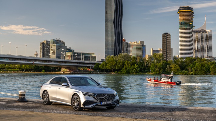 Mercedes-Benz E 220d 4MATIC AMG-line 2024. Desktop wallpaper