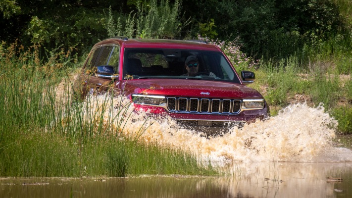 Jeep Grand Cherokee L Overland 2024. Desktop wallpaper