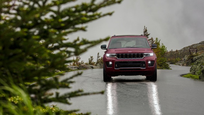 Jeep Grand Cherokee L Overland 2024. Desktop wallpaper