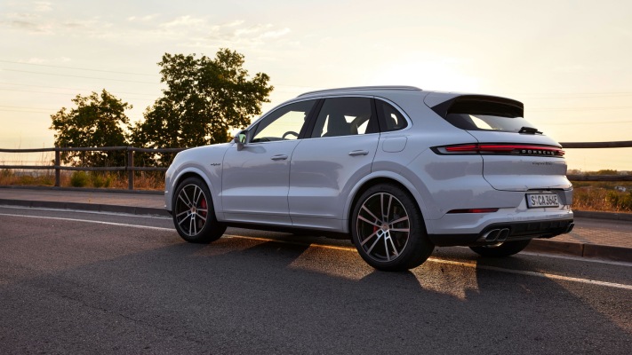 Porsche Cayenne Turbo E-Hybrid 2024. Desktop wallpaper