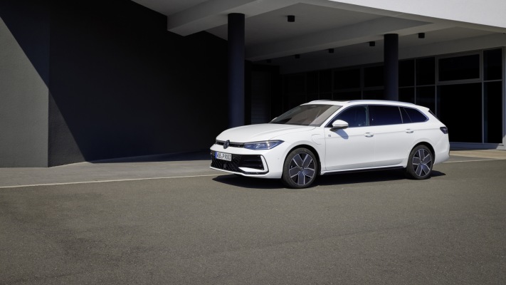 Volkswagen Passat Variant R-Line 2024. Desktop wallpaper