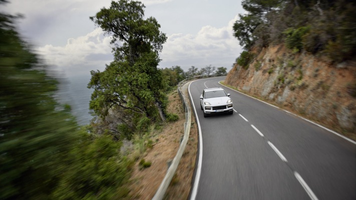 Porsche Cayenne S E-Hybrid 2024. Desktop wallpaper