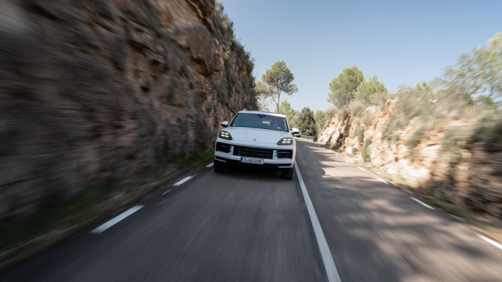 Porsche Cayenne S E-Hybrid 2024. Desktop wallpaper