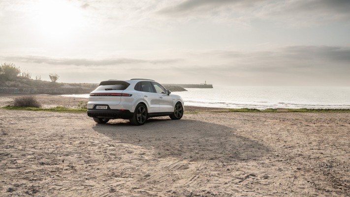 Porsche Cayenne S E-Hybrid 2024. Desktop wallpaper