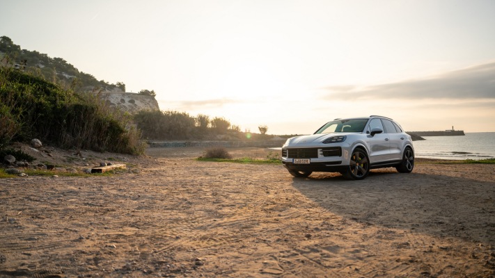 Porsche Cayenne S E-Hybrid 2024. Desktop wallpaper