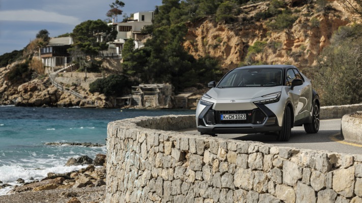 Toyota C-HR GR Sport Hybrid 200 AWD-i 2024. Desktop wallpaper