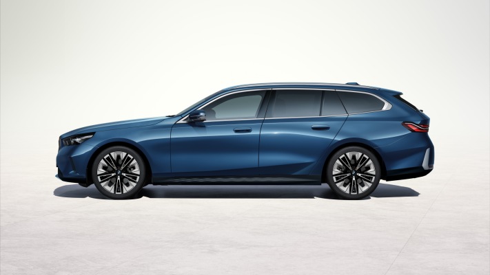 BMW 520d xDrive Touring 2025. Desktop wallpaper