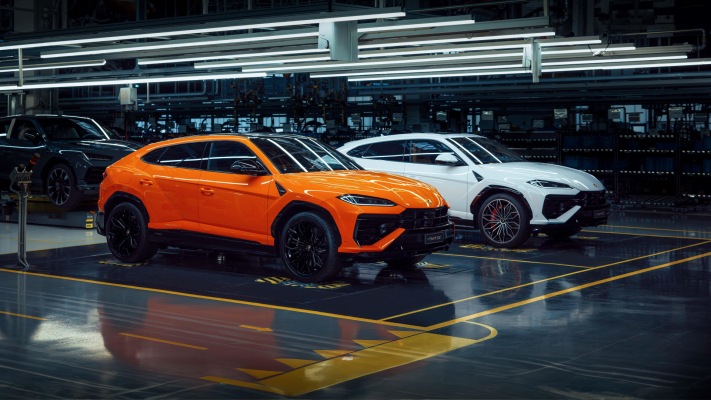 Lamborghini Urus SE 2025. Desktop wallpaper