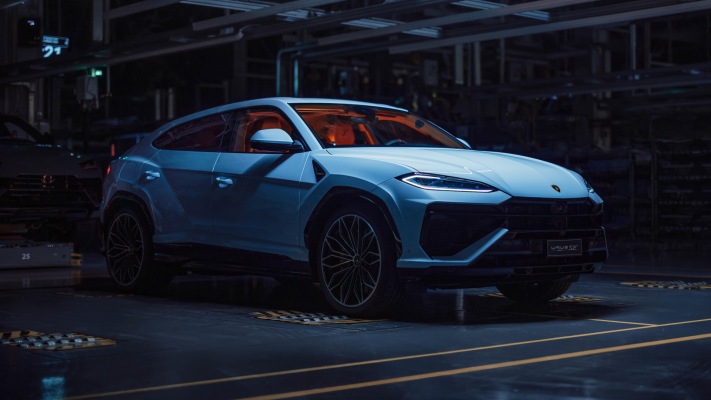 Lamborghini Urus SE 2025. Desktop wallpaper