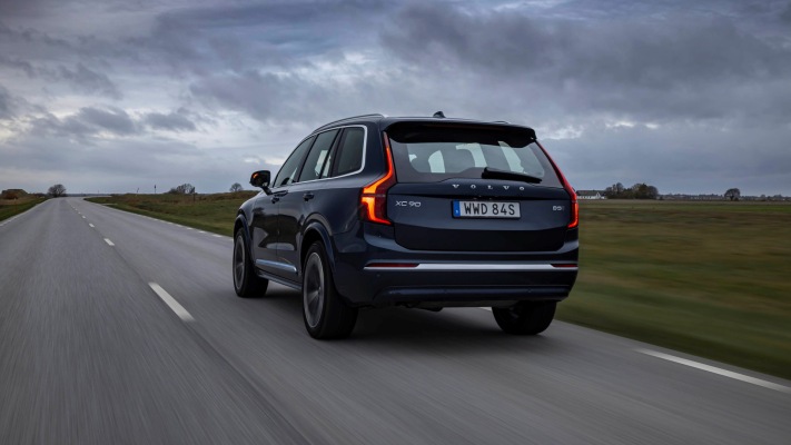 Volvo XC90 B5 2025. Desktop wallpaper