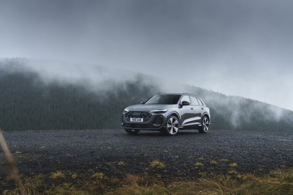 Audi SQ5 Launch Edition UK Version 2025. Desktop wallpaper