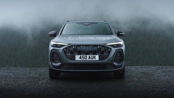 Audi SQ5 Launch Edition UK Version 2025. Desktop wallpaper
