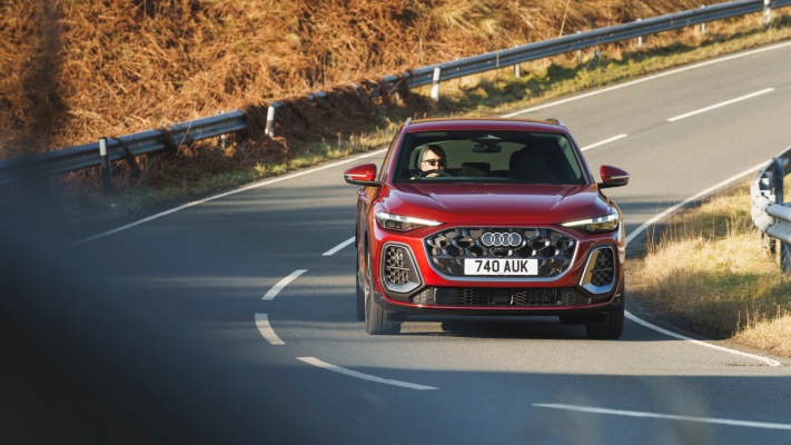 Audi Q5 Launch Edition UK Version 2025. Desktop wallpaper