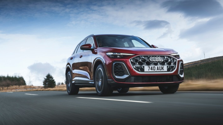 Audi Q5 Launch Edition UK Version 2025. Desktop wallpaper