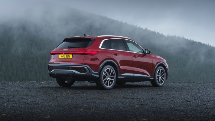 Audi Q5 Launch Edition UK Version 2025. Desktop wallpaper