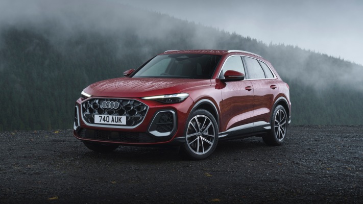Audi Q5 Launch Edition UK Version 2025. Desktop wallpaper