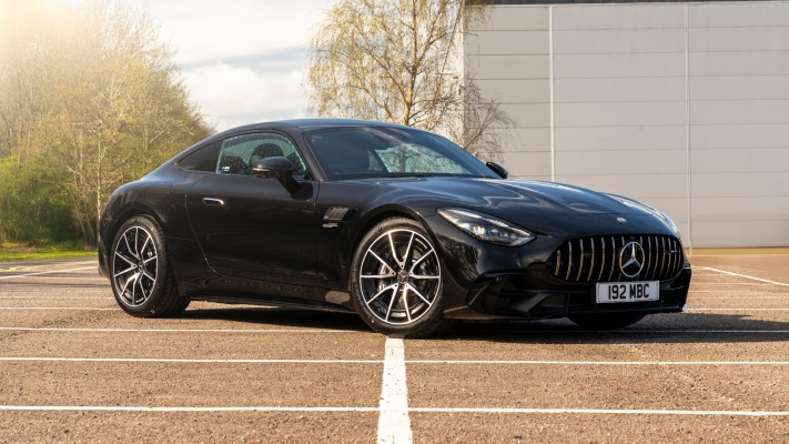 Mercedes-AMG GT 43 Coupé Premium UK Version 2025. Desktop wallpaper