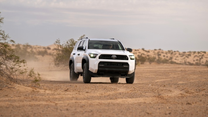 Toyota 4Runner SR5 2025. Desktop wallpaper