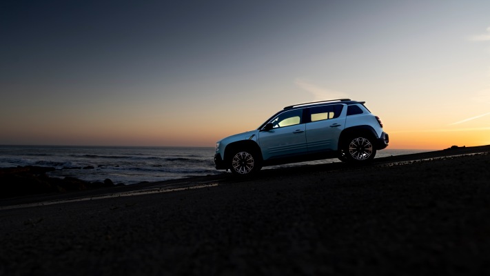 Renault 4 E-Tech Iconic 2026. Desktop wallpaper