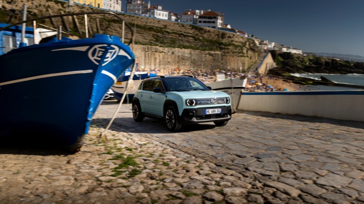 Renault 4 E-Tech Iconic 2026. Desktop wallpaper