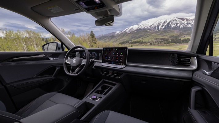 Volkswagen Tiguan SE 4Motion USA Version 2025. Desktop wallpaper