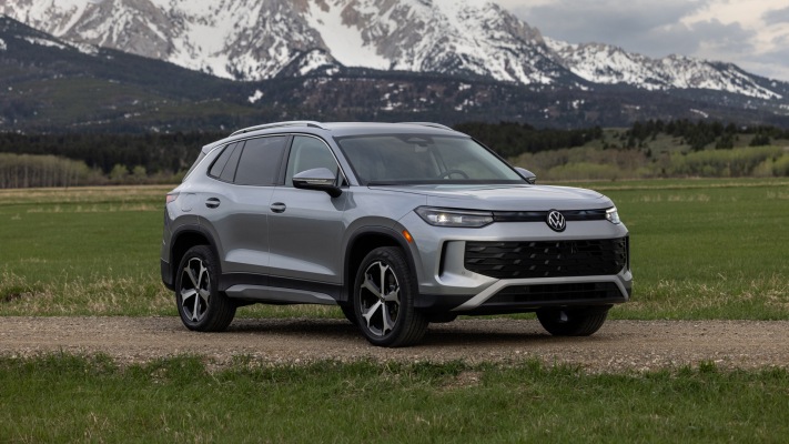 Volkswagen Tiguan SE 4Motion USA Version 2025. Desktop wallpaper