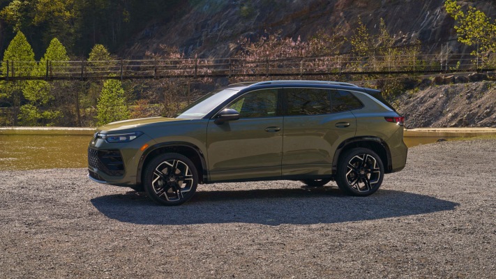 Volkswagen Tiguan SEL R-Line USA version 2025. Desktop wallpaper