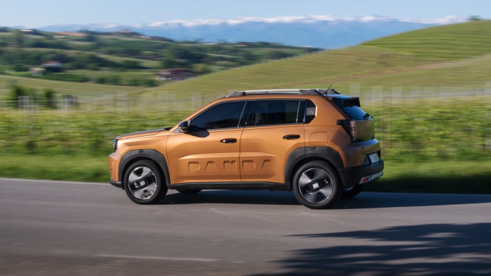 Fiat Grande Panda Hybrid La Prima 2025. Desktop wallpaper