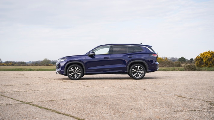 Volkswagen Tayron Elegance 1.5 eTSI UK Version 2025. Desktop wallpaper