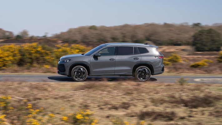 Volkswagen Tayron R-Line 1.5 TSI eHybrid UK Version 2025. Desktop wallpaper