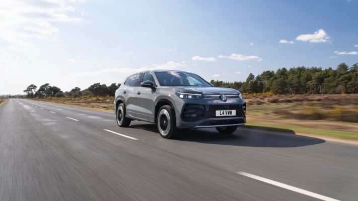 Volkswagen Tayron R-Line 1.5 TSI eHybrid UK Version 2025. Desktop wallpaper