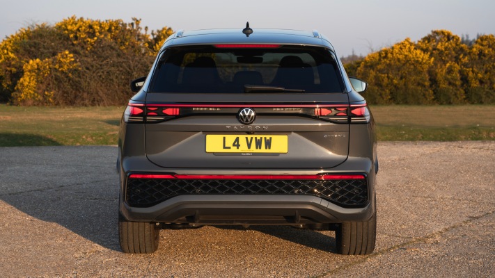 Volkswagen Tayron R-Line 1.5 TSI eHybrid UK Version 2025. Desktop wallpaper