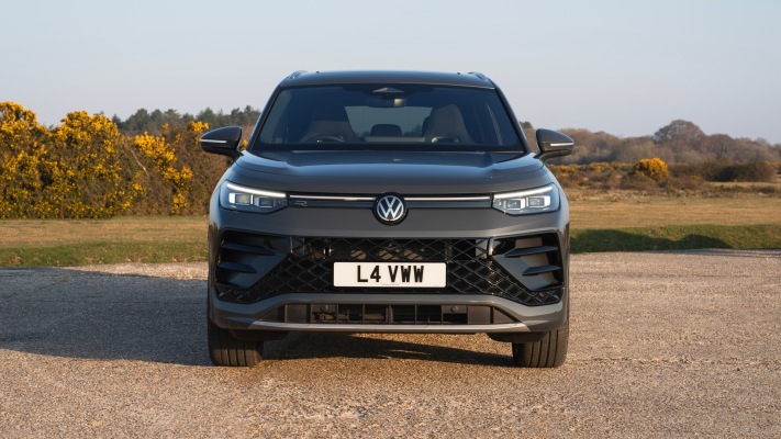 Volkswagen Tayron R-Line 1.5 TSI eHybrid UK Version 2025. Desktop wallpaper