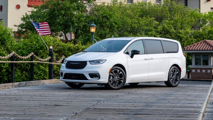 Chrysler Pacifica 100th Anniversary Edition 2026. Desktop wallpaper