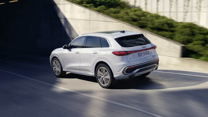 Audi Q5 SUV e-hybrid quattro 2026. Desktop wallpaper