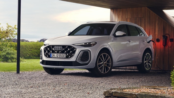 Audi Q5 SUV e-hybrid quattro 2026. Desktop wallpaper