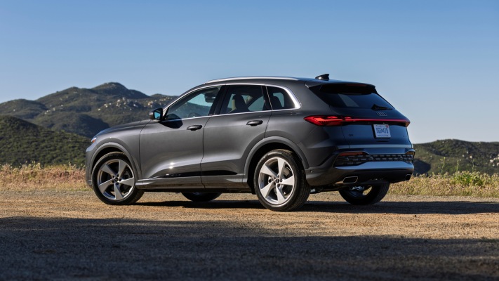 Audi Q5 USA Version 2025. Desktop wallpaper