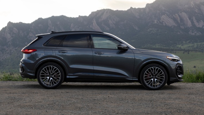 Audi SQ5 USA Version 2025. Desktop wallpaper