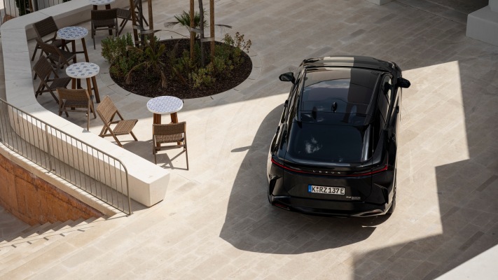 Lexus RZ 500e Luxury 2026. Desktop wallpaper