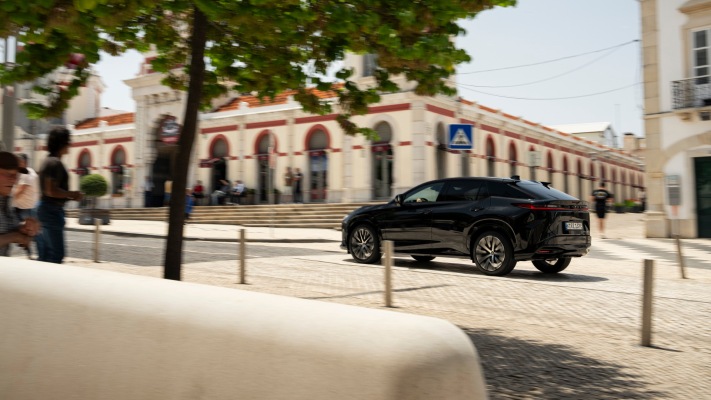 Lexus RZ 500e Luxury 2026. Desktop wallpaper